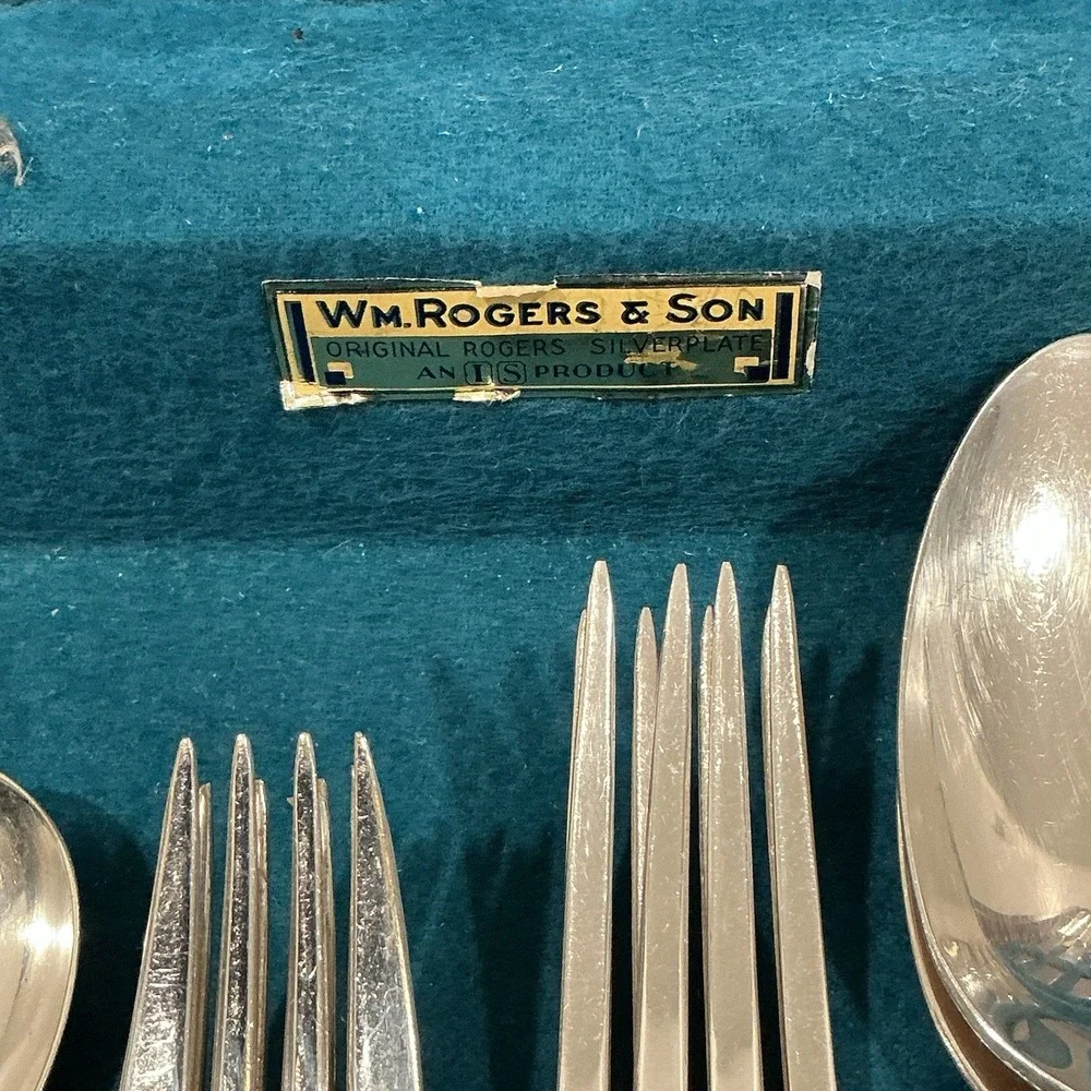 WM A ROGERS Exquisite silver plate flatware‎ 39 pieces with case great condition